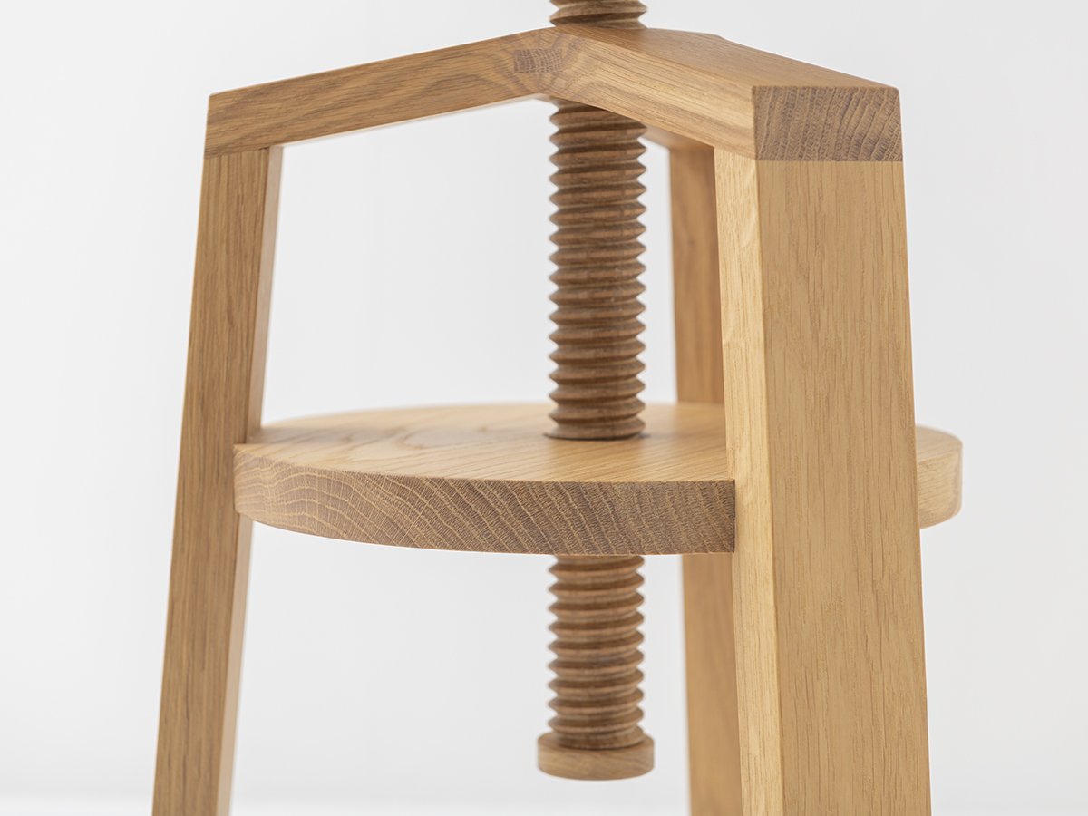 Tabouret à vis Clock en chêne - La vis en bois permet le réglage en hauteur de l'assise