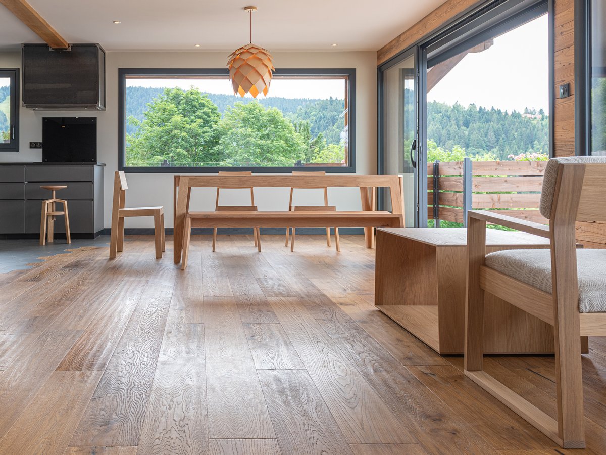 Table MéliMélo en chêne - Avec les chaises PilPil fabriqué en France
