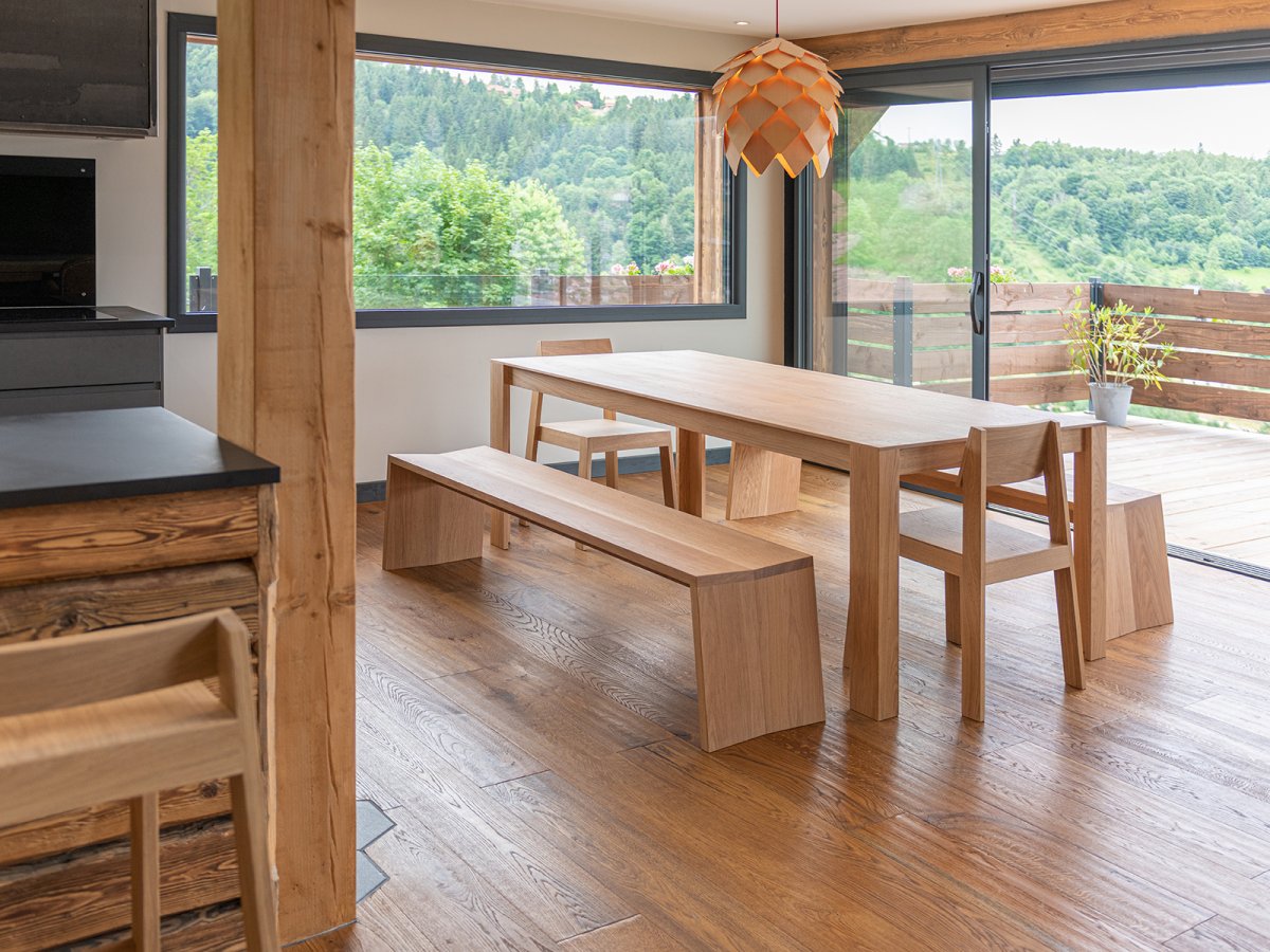 Banc de cuisine en chêne massif avec la table de salle a manger Elmar et chaises en chêne PilPil
