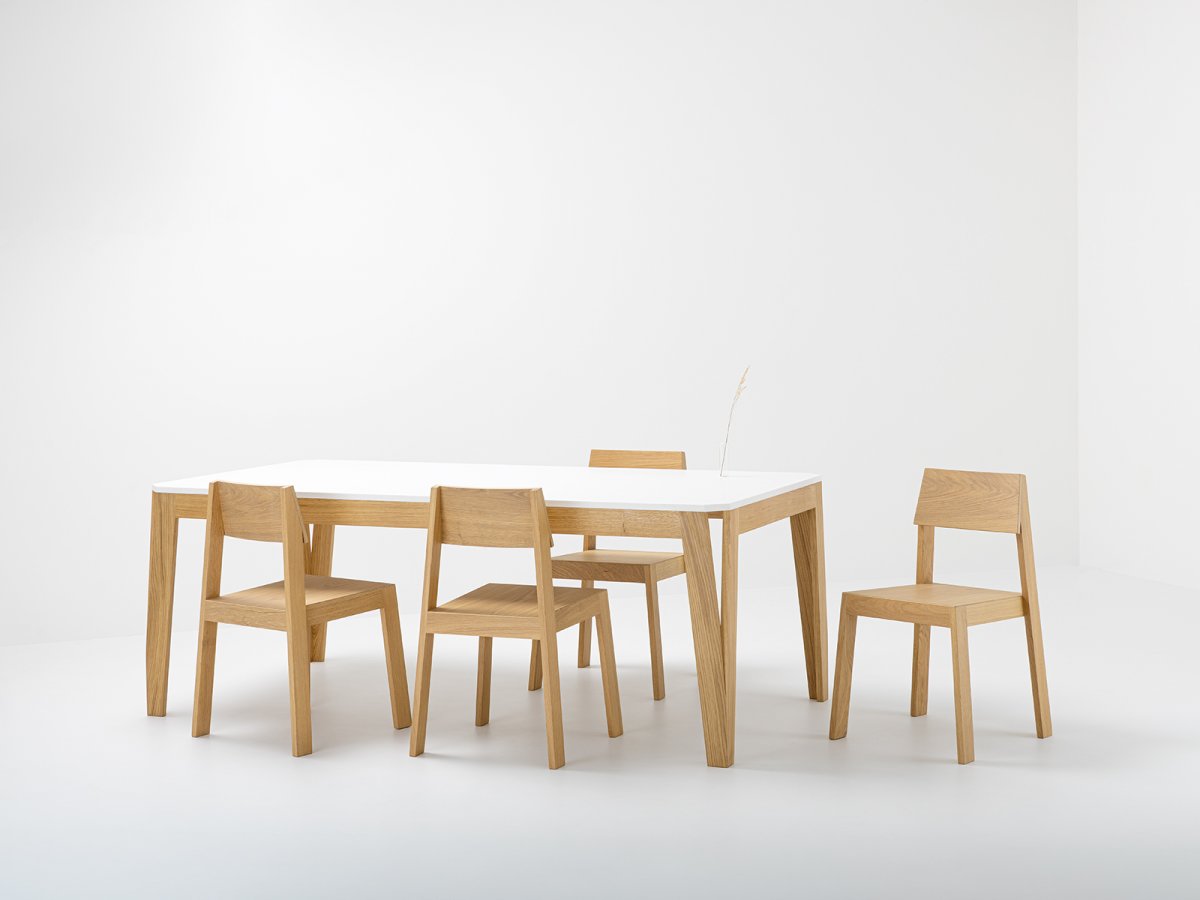 Table MéliMélo en chêne et résine HI-MACS® -  Avec les chaises design PilPil en chêne 
