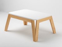 Table basse MéliMélo en chêne et résine - Le design des pieds affirme un style singulier