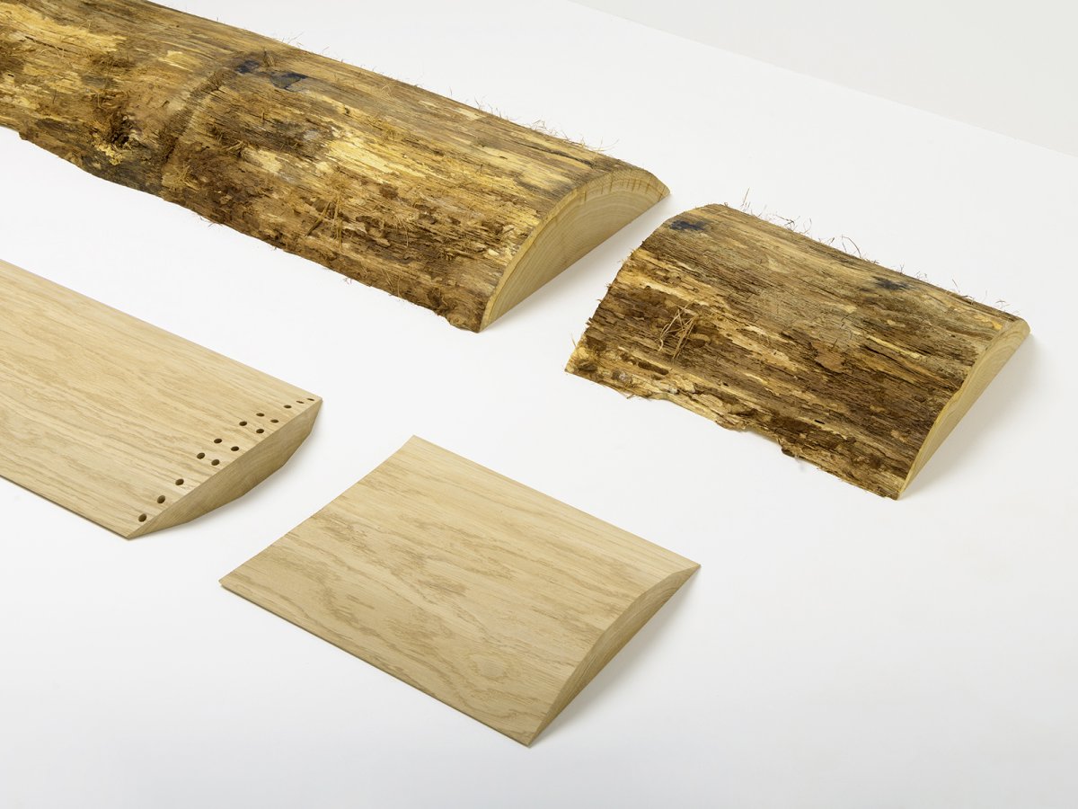 Banc Dendro en chêne - le design révèle la ligne caractéristique des dosses de bois