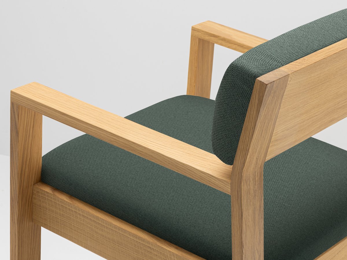 Chaise design en tissu Gabriel® et chêne - AIX